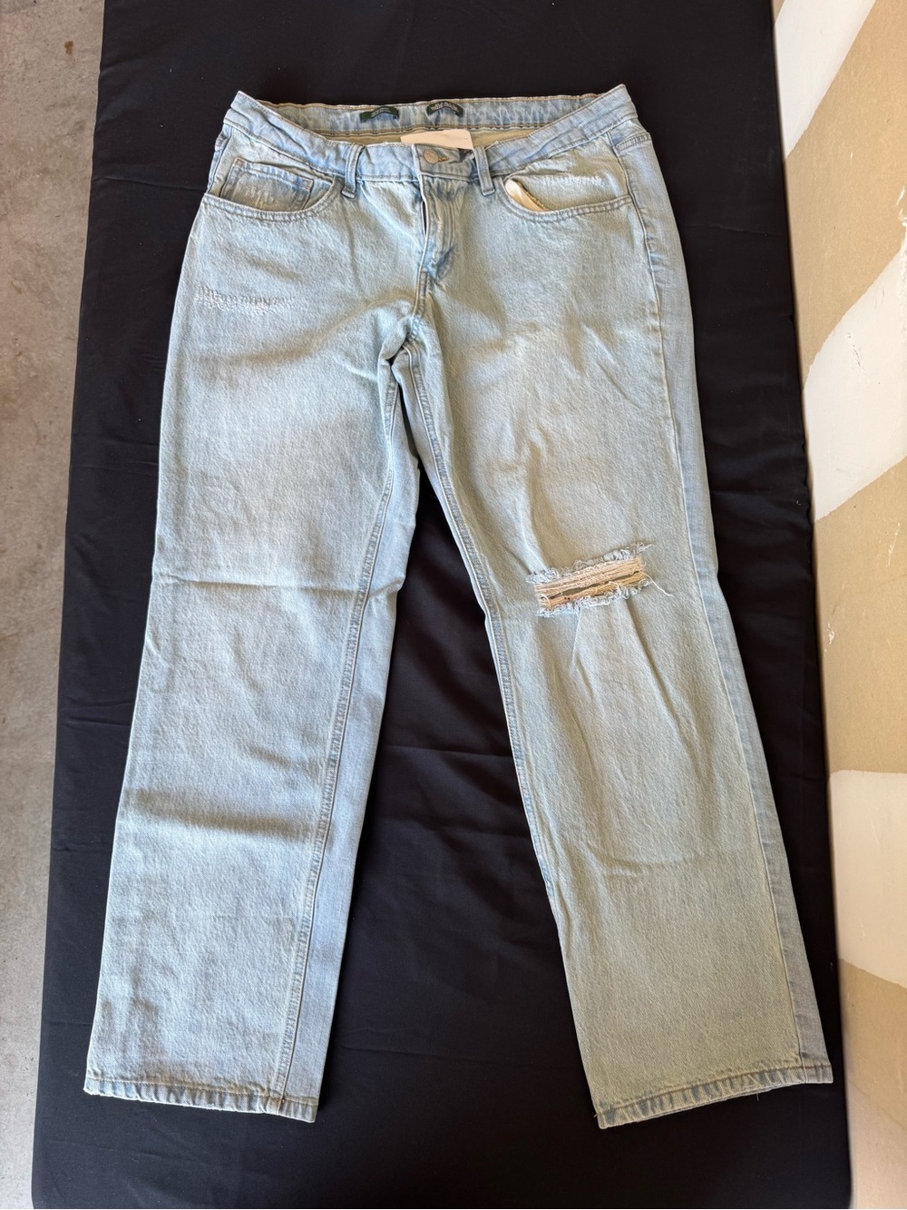Wild Fable Mid Rise Straight Jeans Distressed Light Wash Knee Rip Size 14 NWOT